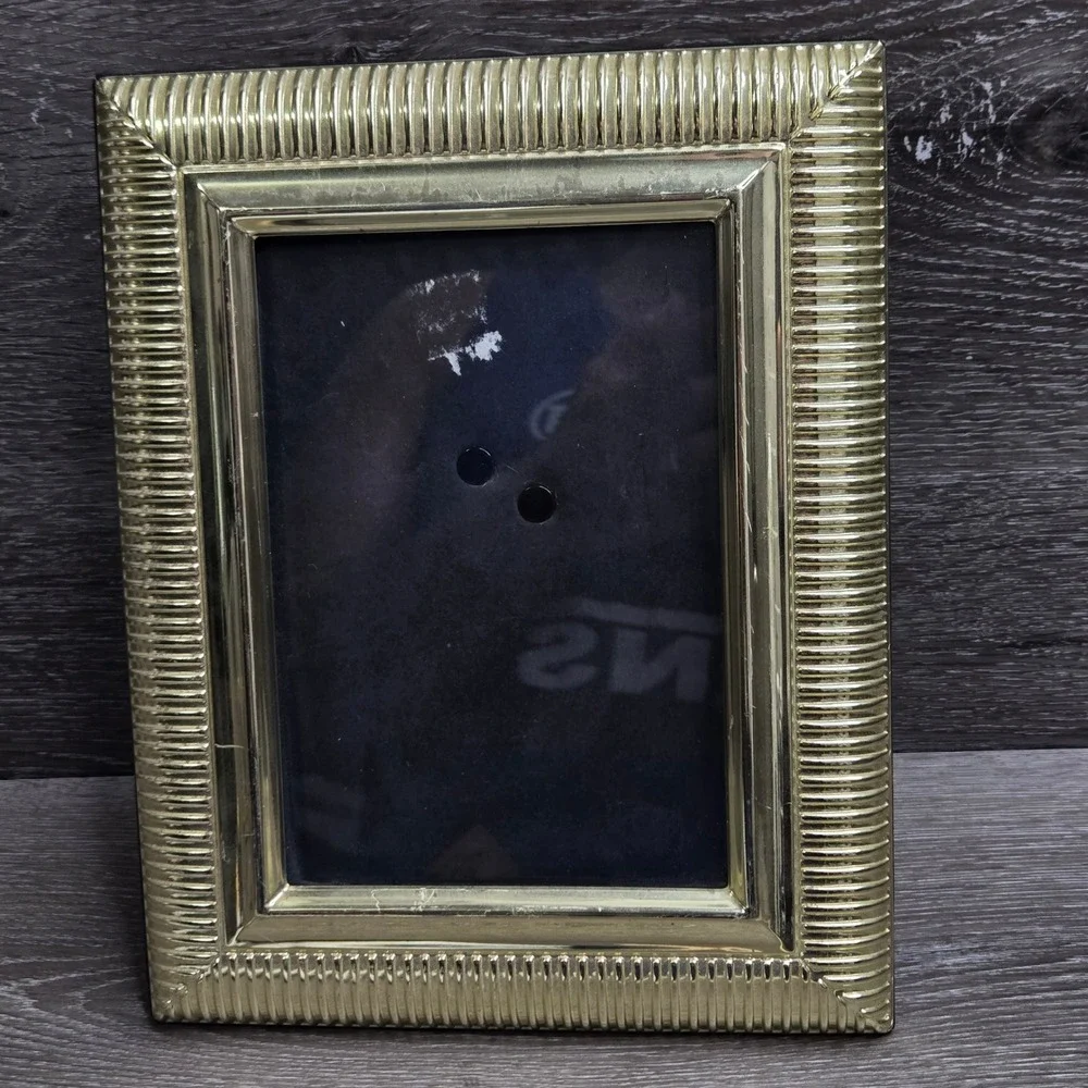 Vintage Gold Tone Textured Reeded Metal Picture Frame 5x7 Tabletop Wall Mount